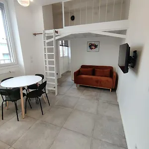 Loft Chic Avec Mezzanine Contemporaine Appartement Vénissieux
